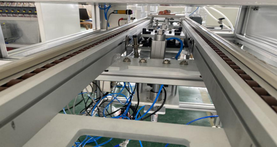 J9集团特瓷陶瓷橡胶复合衬板硫化喷胶线