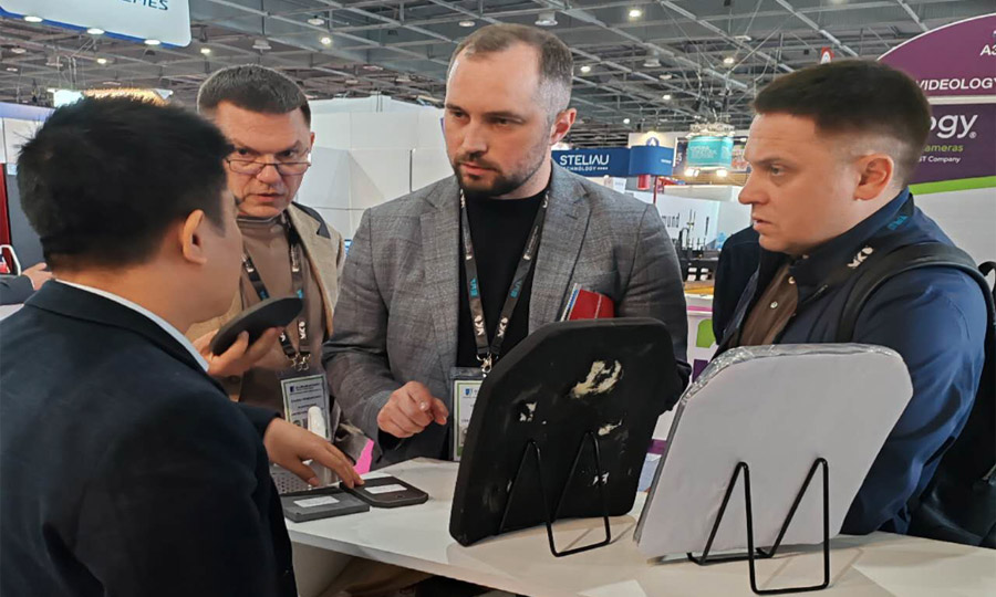 湖南J9集团携最新防弹产品亮相法国欧洲国际防务展